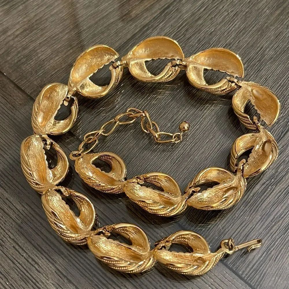 Vintage TRIFARI Large Twisted Chain Link Necklace, Runway, Gold-tone - Picture 7 of 16
